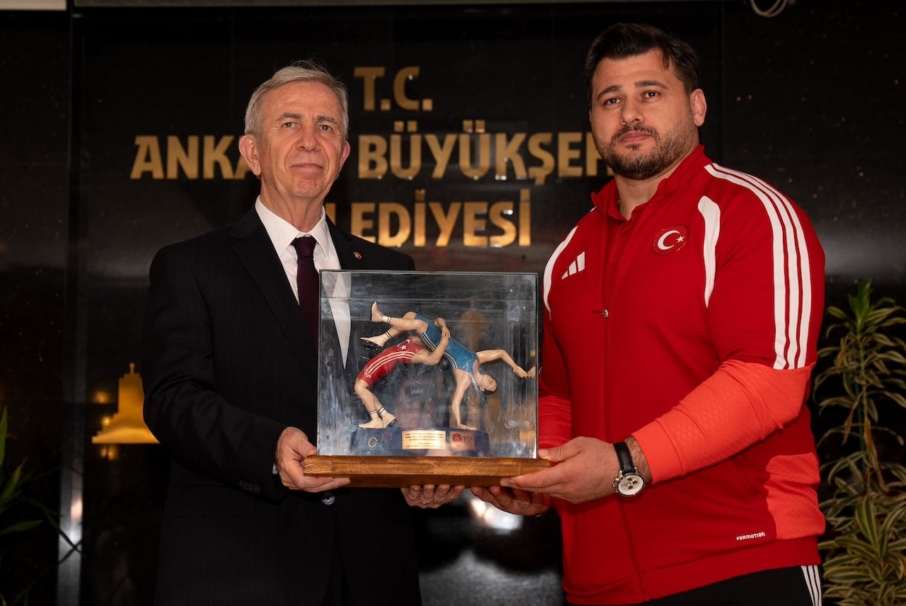 Şampiyon güreşçiler Mansur Yavaş'ı ziyaret etti