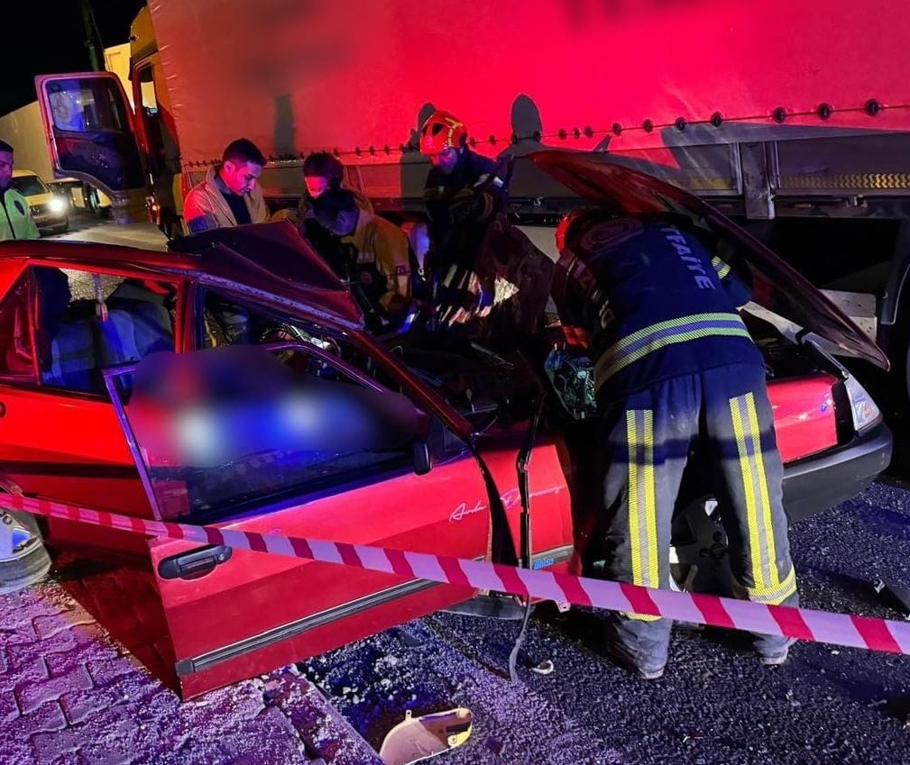 Otomobil tıra çarptı; sürücü hayatını kaybetti