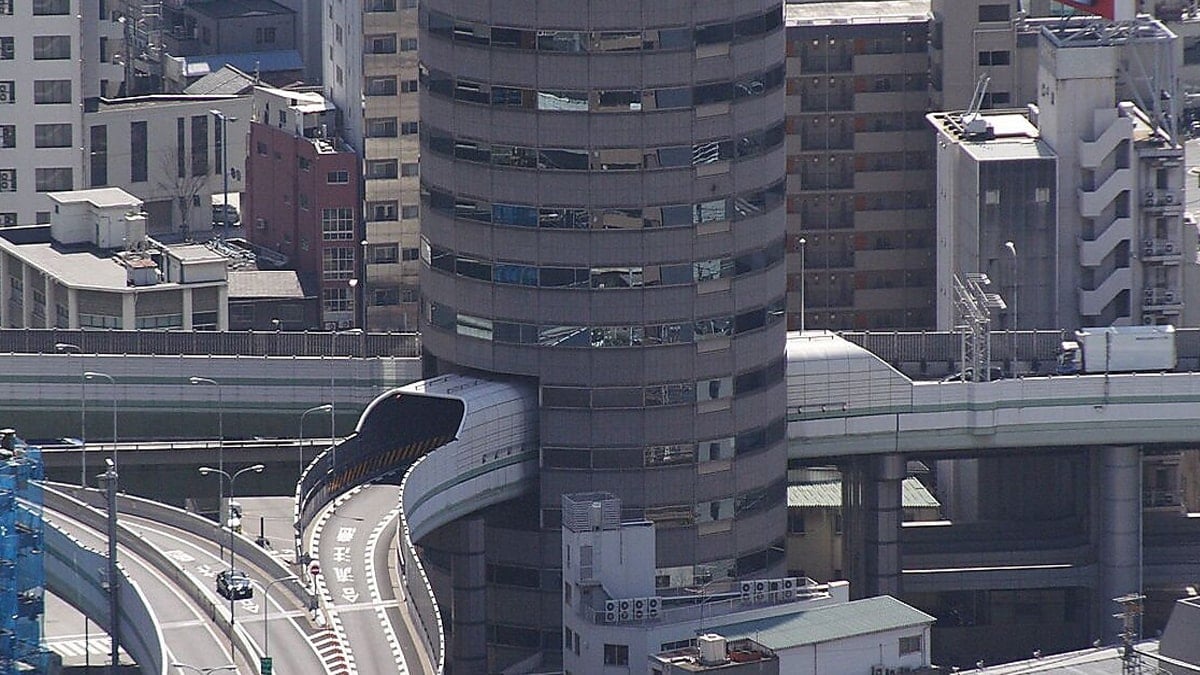  Bu binanın tam ortasından vızır vızır arabalar geçiyor