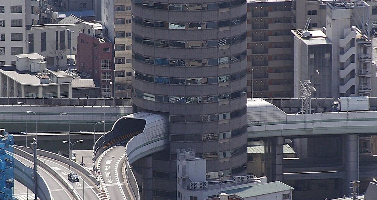 Bu binanın tam ortasından vızır vızır arabalar geçiyor