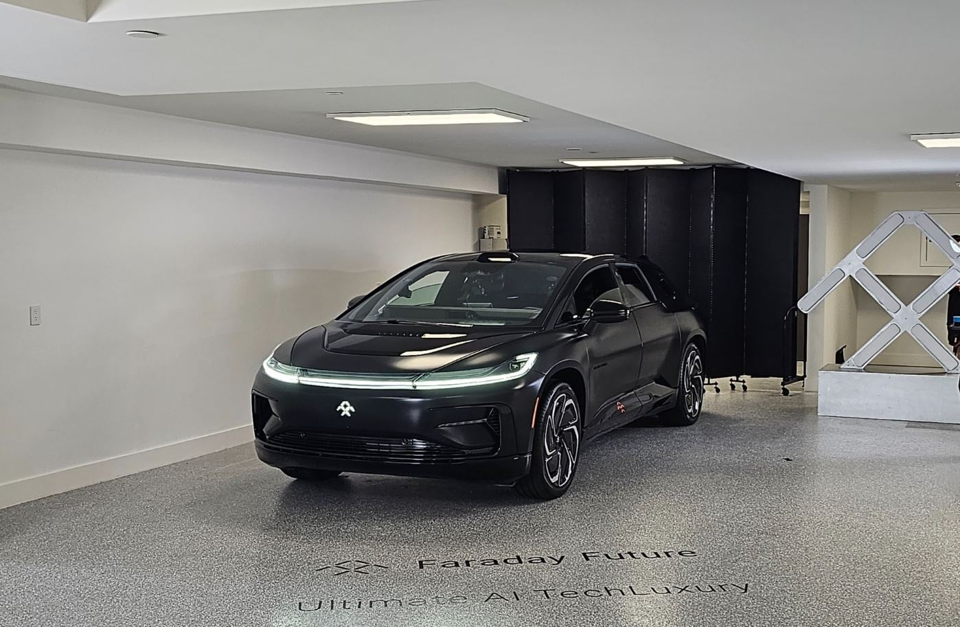 Ünlü ismin yarım milyon dolarlık aracı çalındı!