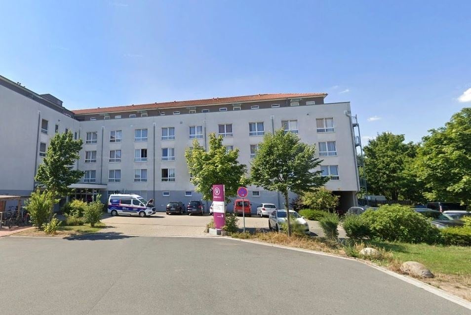 Ağzına kadar dolu huzurevi iflas etti! 1 saatte binayı boşalttılar