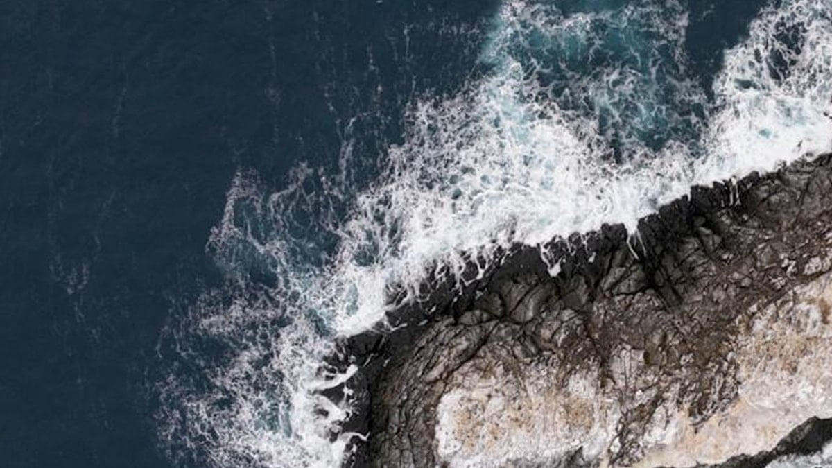 Fırtınadan kaçarken hiç bilinmeyen bir ada keşfettiler