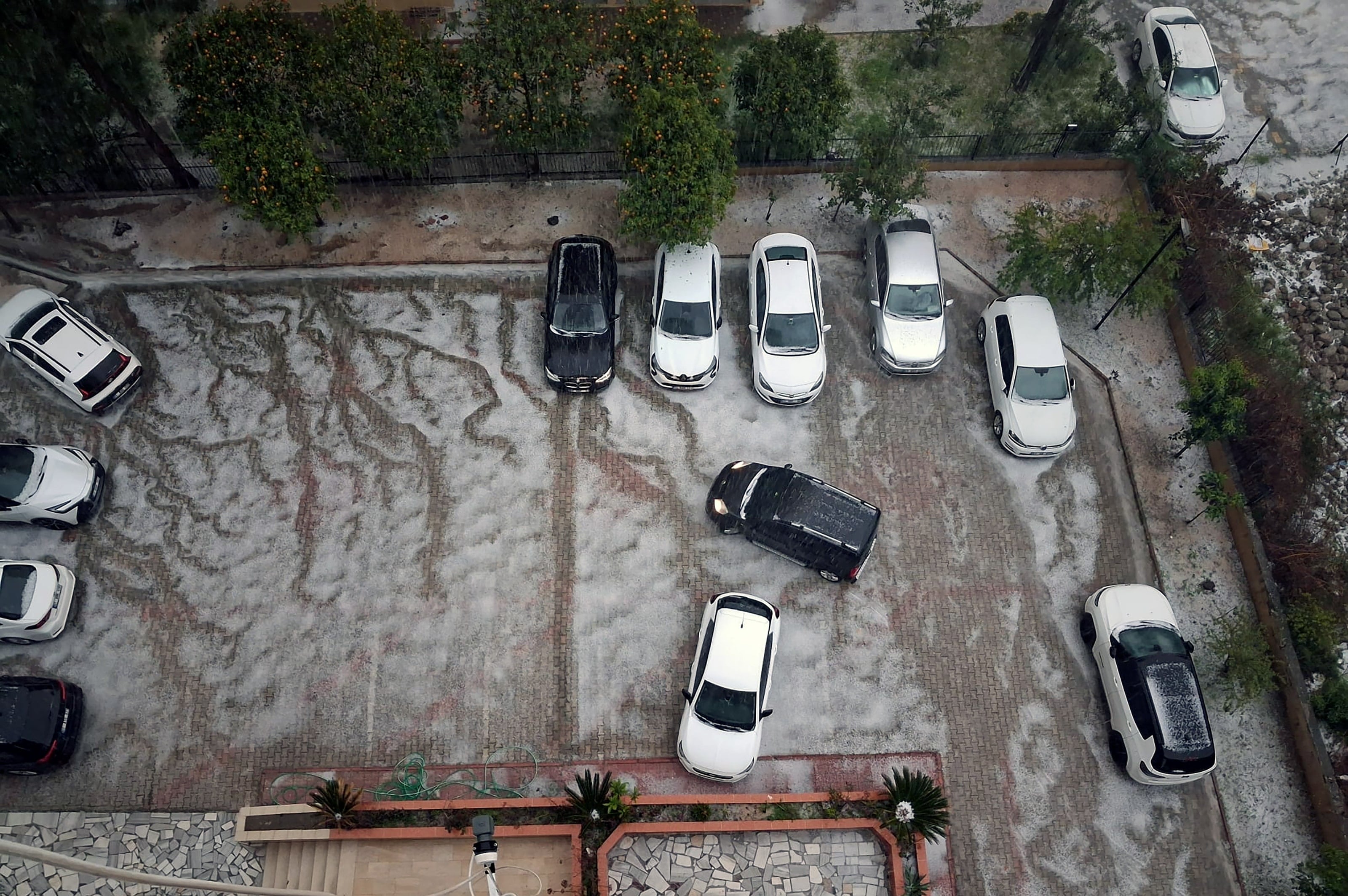 Adana'yı sağanak ve dolu vurdu: Cadde ve sokaklar beyaza büründü