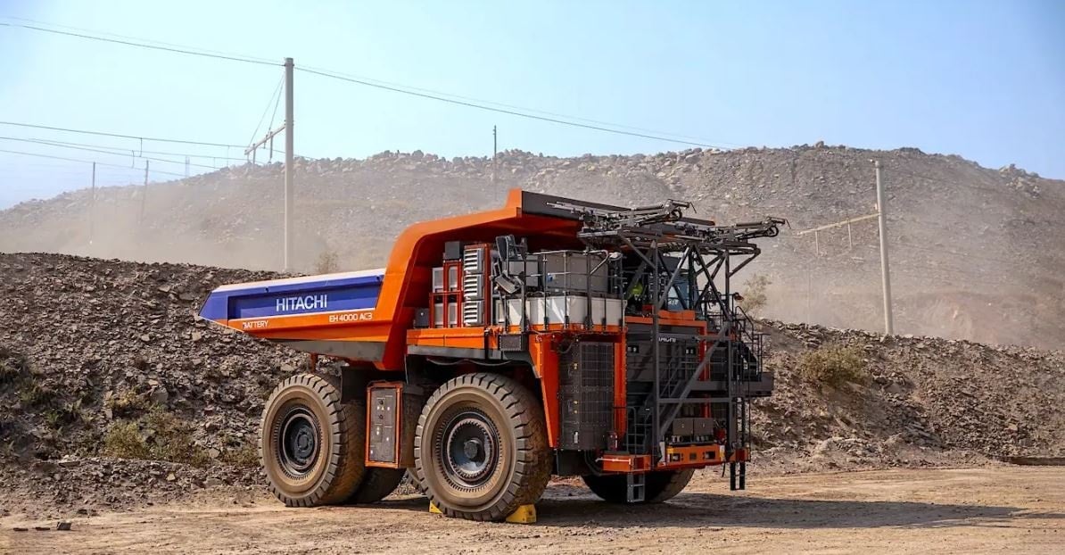 384 tonluk dev kamyon yollara indi: Tek seferde 4 bin kilometre yol katediyor