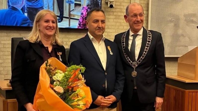 Kayserili Kraliyet Nişanı alınca sevinçten havalara uçtu