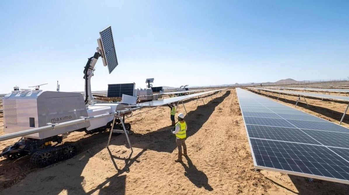 Çölün ortasına devasa güneş paneli kuruldu!