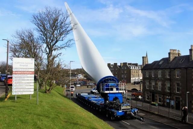 Dünyanın en dar caddesine 73 metrelik türbin kanadı soktular: Çıkarana kadar akla karayı seçtiler