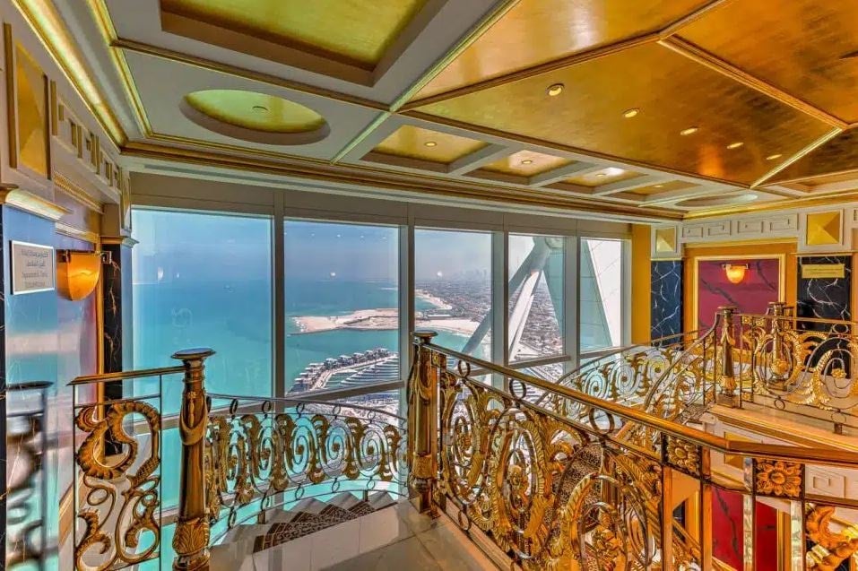 24 ayar altın varaklı dev otel kapılarını kapatıyor