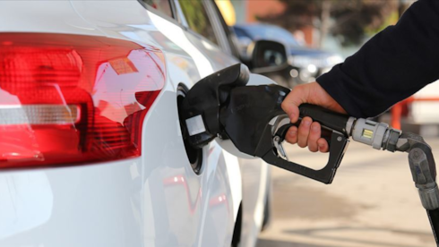 Akaryakıta indirim kapıda!ABD-İran geriliminin anlaşmayla sona erebileceğine yönelik beklentiler ve Brent petroldeki düşüş, akaryakıt fiyatlarında indirimin önünü açtı. Motorinde salı günü toplam 4,88 TL'lik indirim hesaplanırken, bunun 1,22 TL'sinin pompa fiyatlarına yansıması bekleniyor.