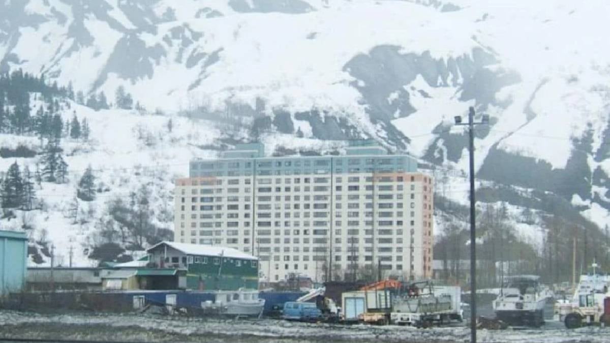 Tüm şehir 14 katlı binada yaşıyor