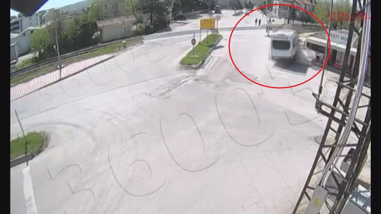 Alkollü sürücü dehşeti; 2 öğrenci son anda kurtuldu