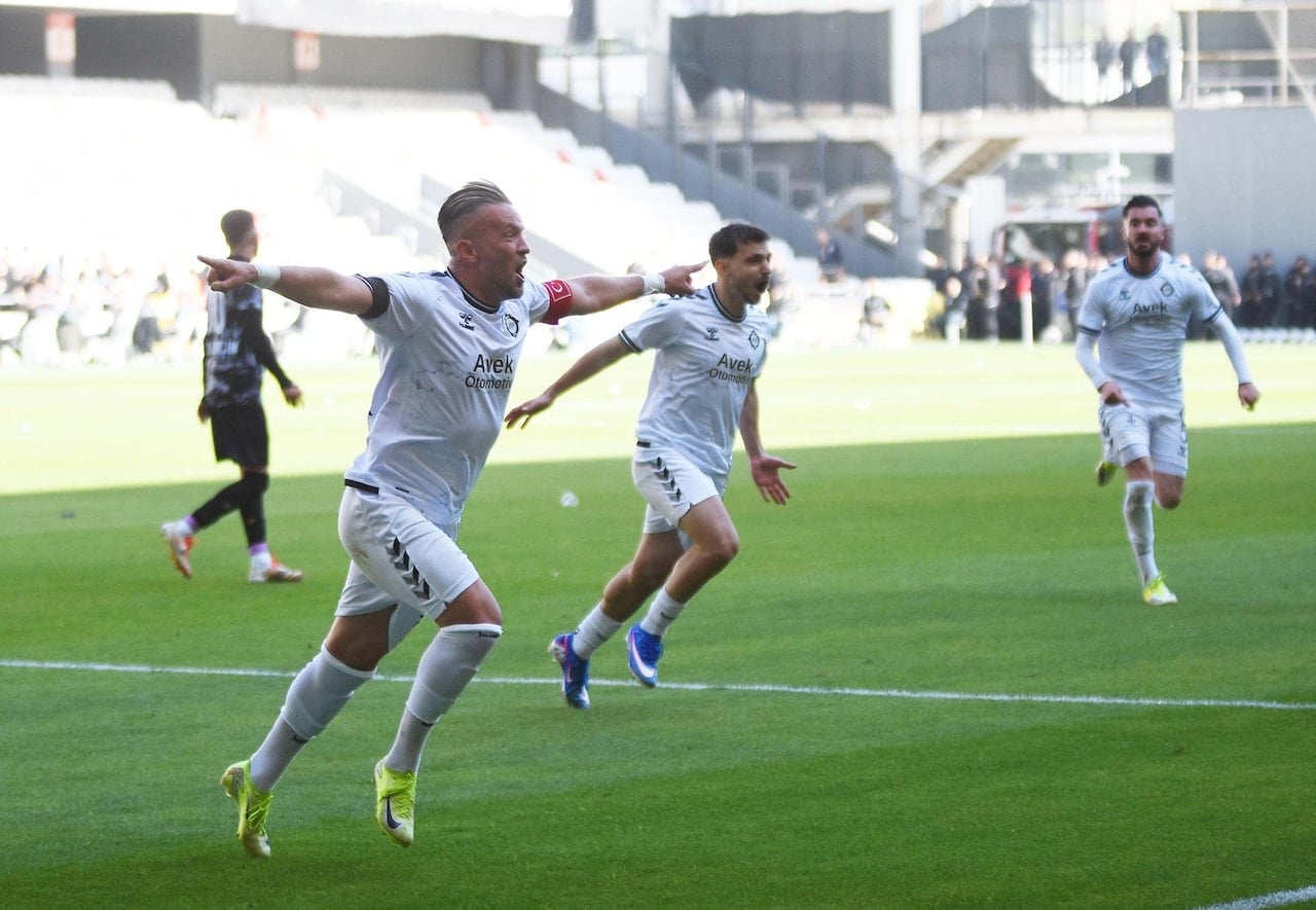 Altay amatörün kıyısından döndü! 3. Lig'e tutundu