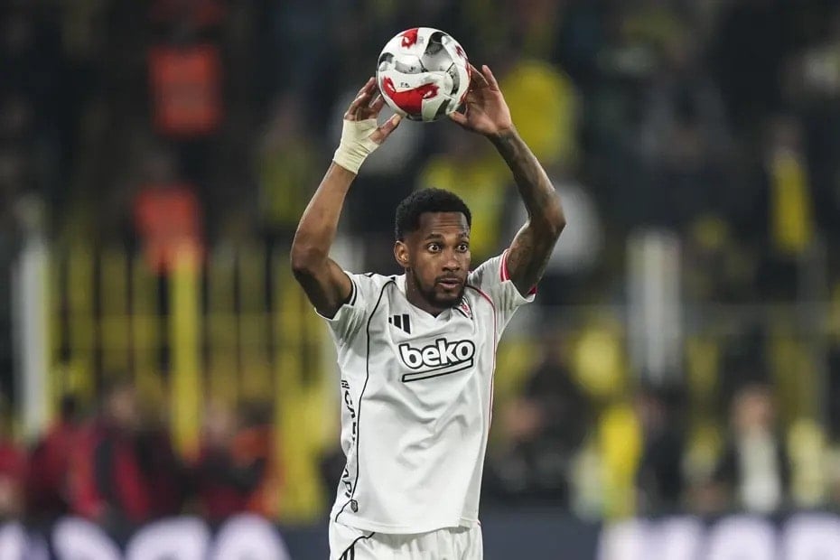 Derbide korkutan sakatlık! Hastaneye kaldırıldı