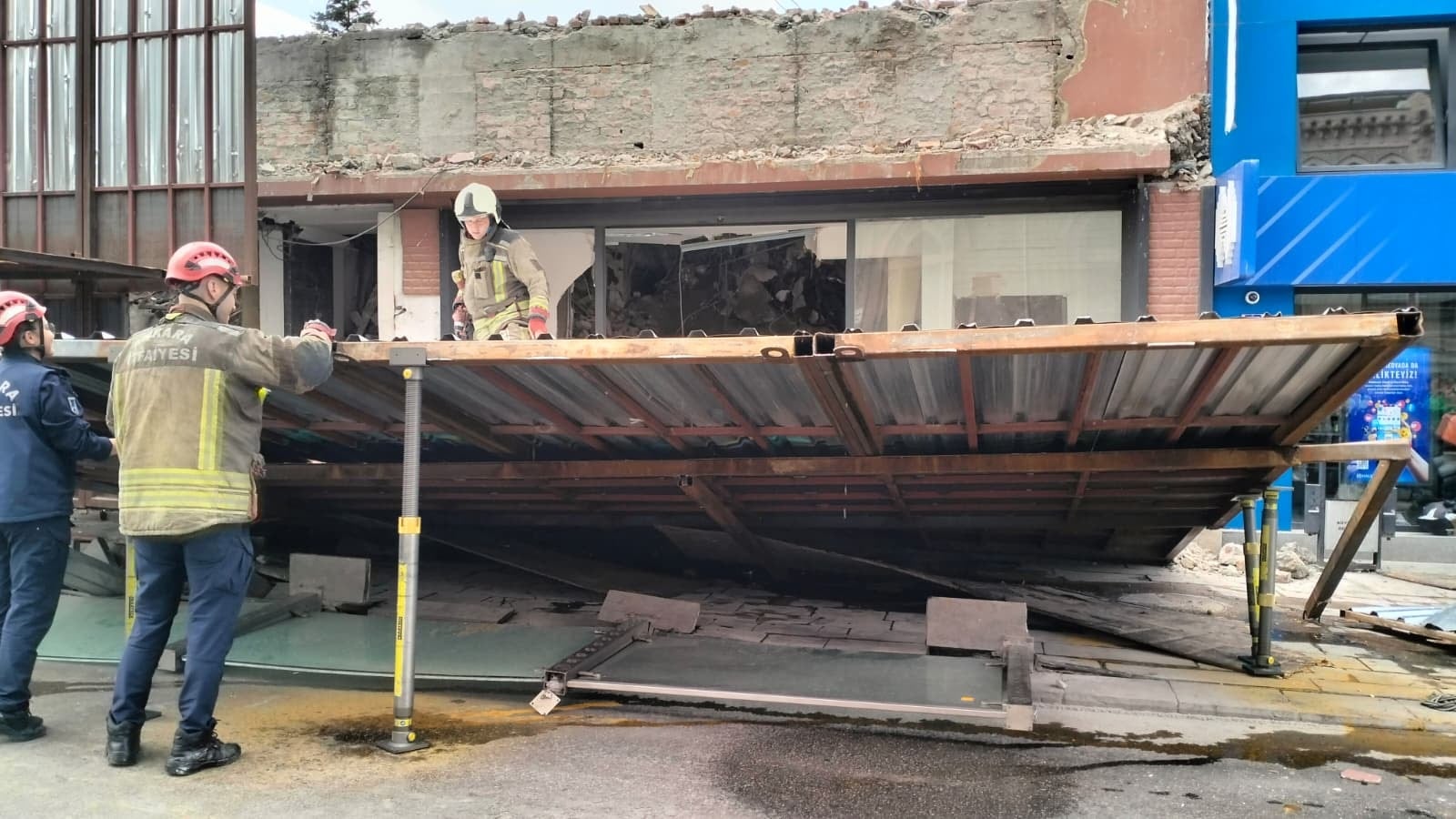 Ankara'da yıkım sırasında platform devrildi, yaralılar var