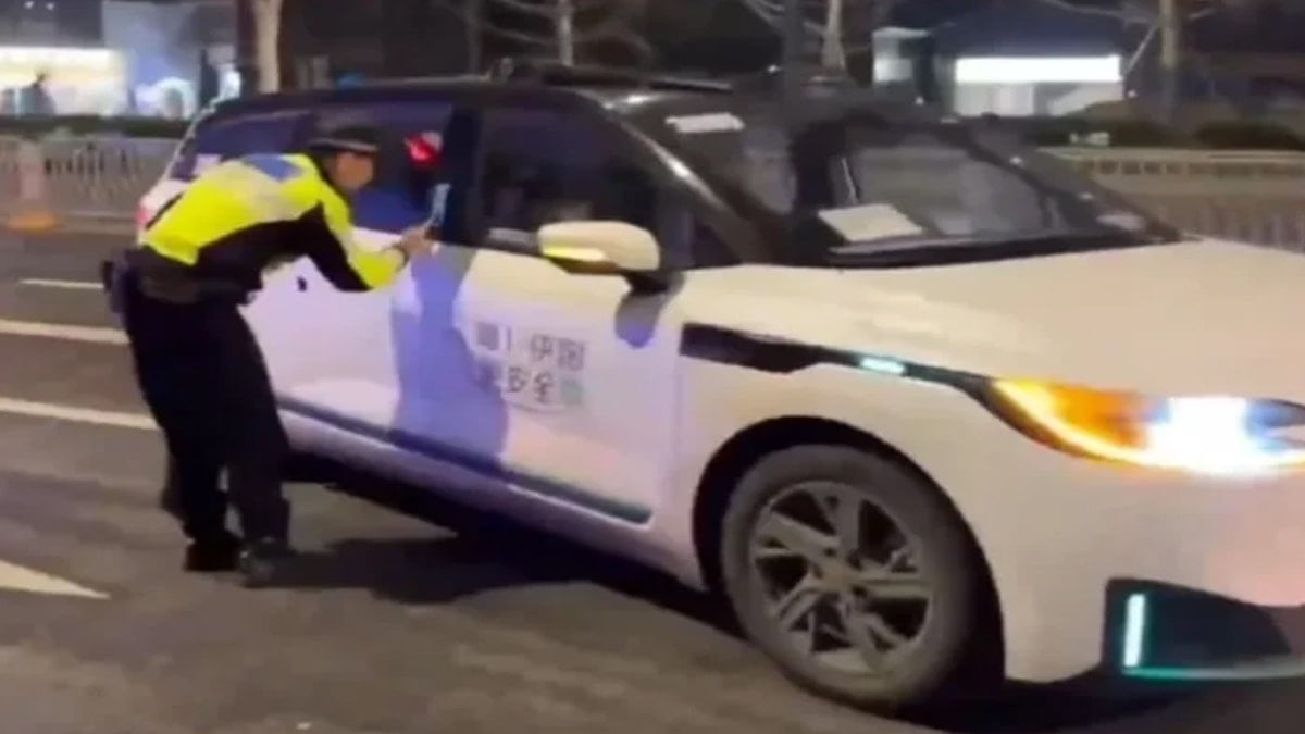 Araçlar bir anda yolun ortasında durdu: Kapılar 90 dakika boyunca açılmadı