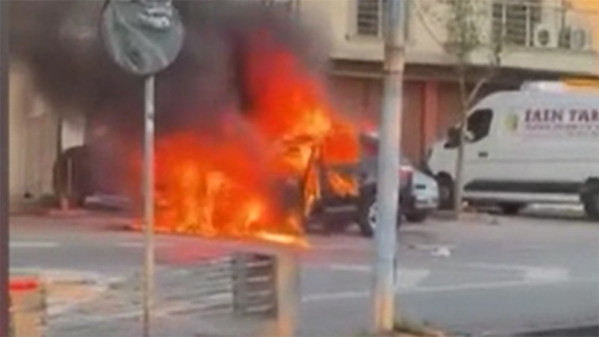 Seyir halindeyken yangın çıkan otomobil küle döndü