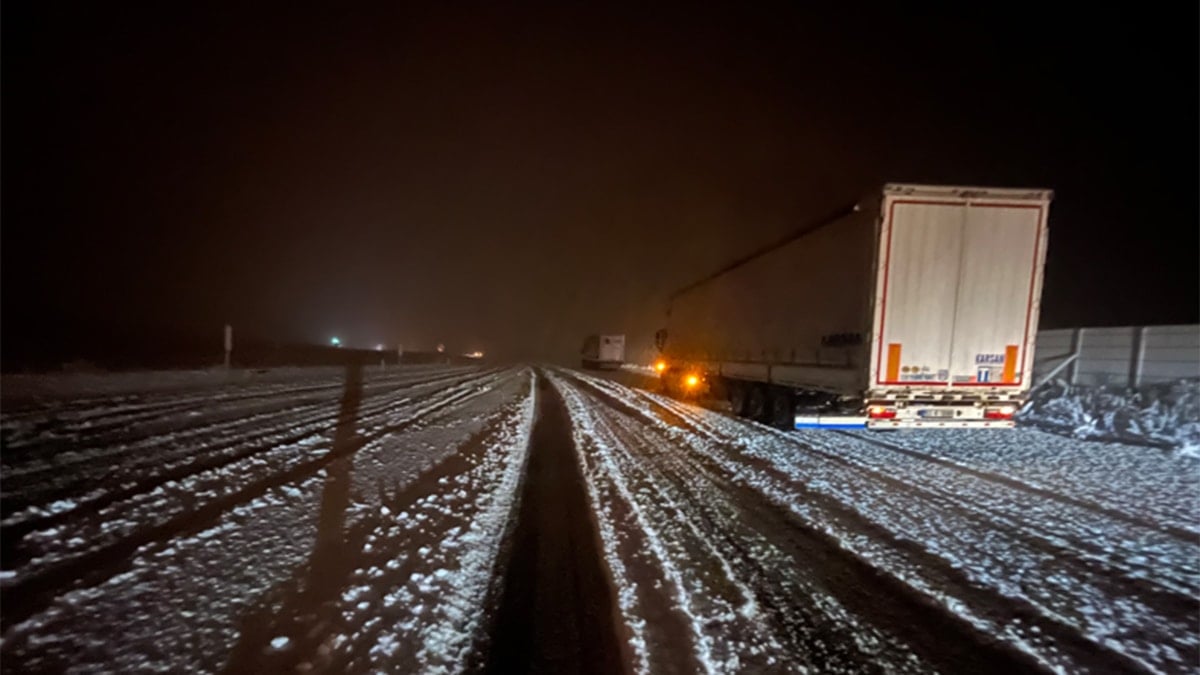 Nisan'da kar yağdı, araçlar yollarda kaldı