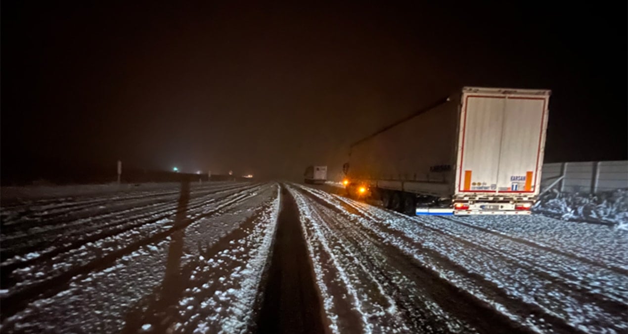Nisan'da Kar Şoku: Kars-Ardahan Yolları Kapandı, Hayat Aksadı