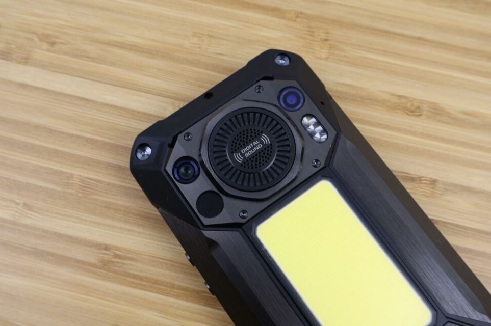 Dünyanın en sağlam telefonu tanıtıldı! Ekranıyla çivi bile çakılıyor