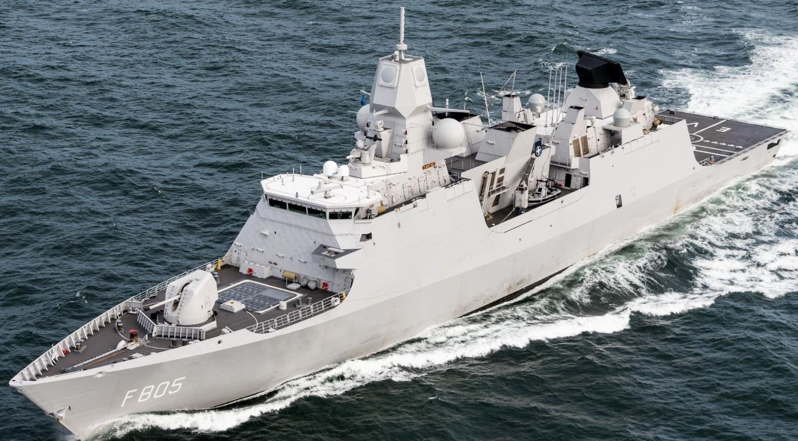 Gazeteci 260 TL'lik cihazla görevdeki harp gemisine sızınca olanlar oldu