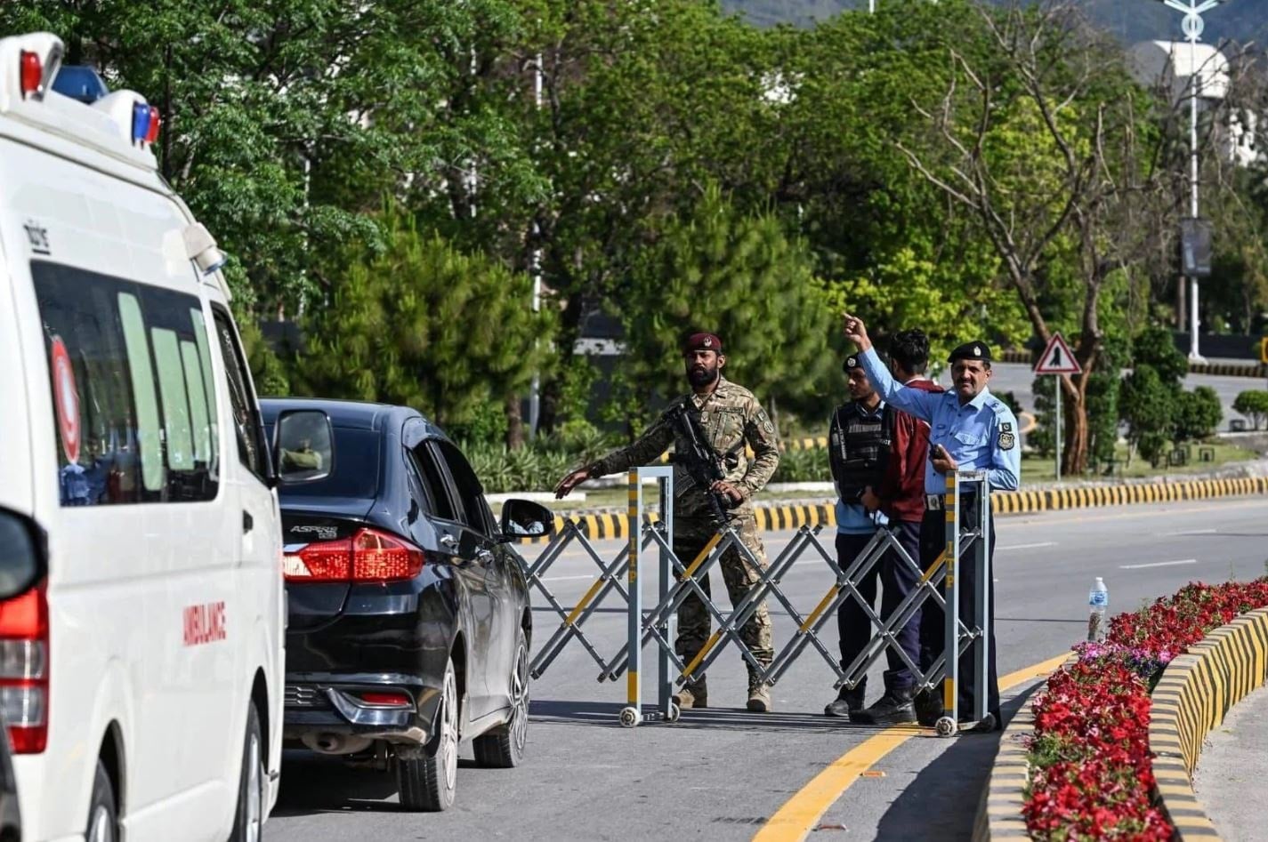 Milyonlarca kişinin yaşadığı şehirde halk eve tıkılıp kaldı: Onların gitmesini bekliyorlar