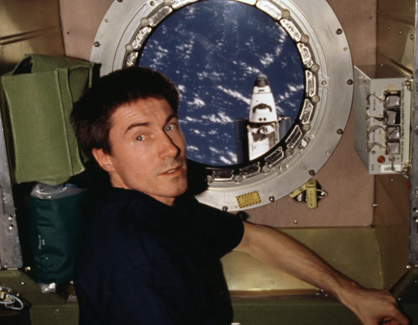 Uzaya gitti geldi döndüğünde farklı bir ülkenin vatandaşıydı