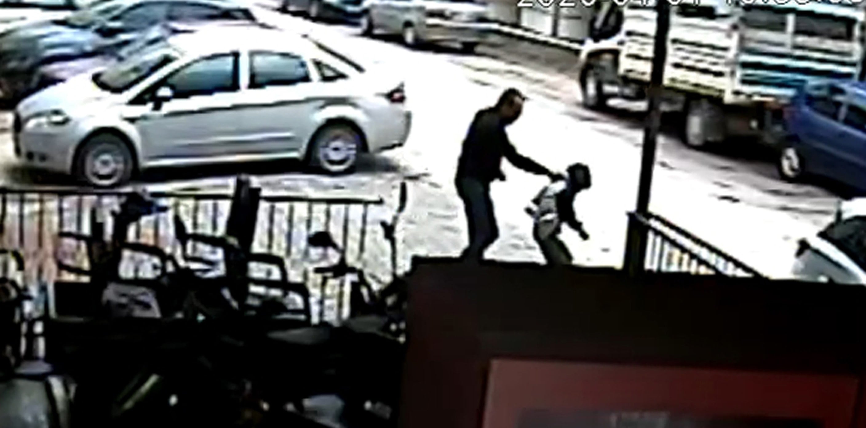 'Bahçeye zarar veriyorsun' diyerek 9 yaşındaki çocuğu darbetti!