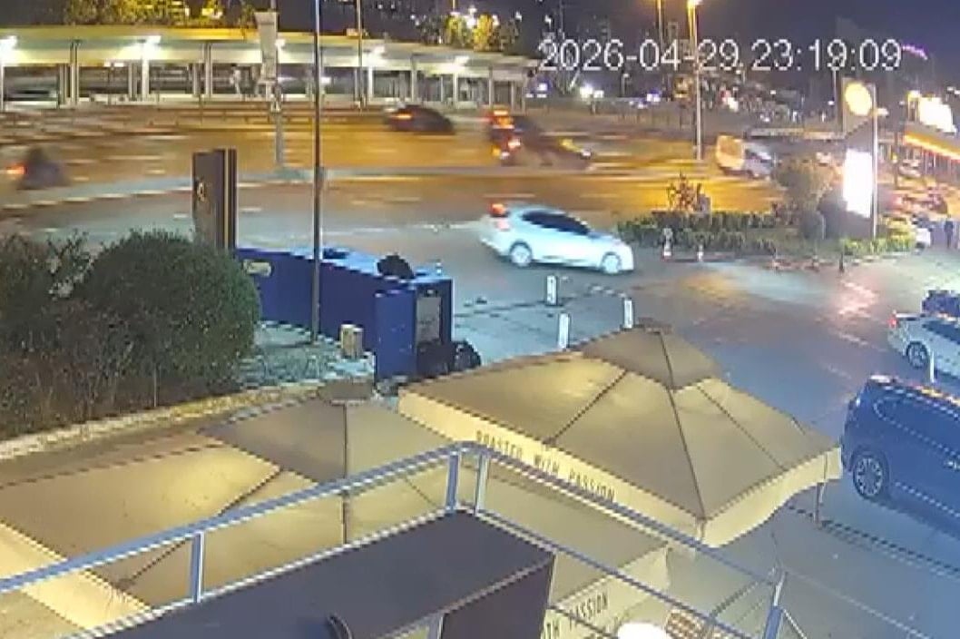 Kafeye otomobille daldı! Müşteriler neye uğradığını şaşırdı