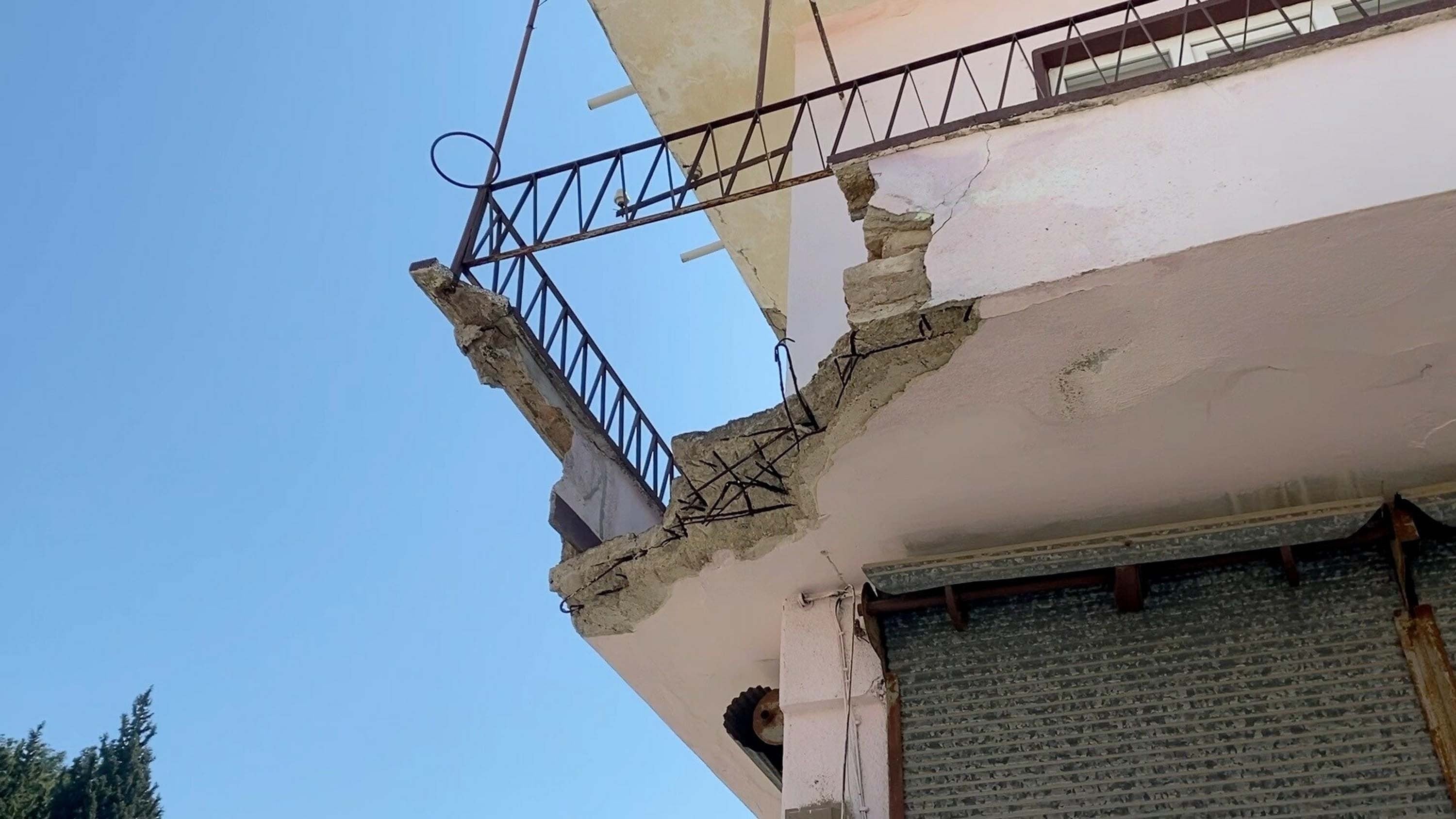 Balkon çöktü, baba ve engelli oğlu yaralandı