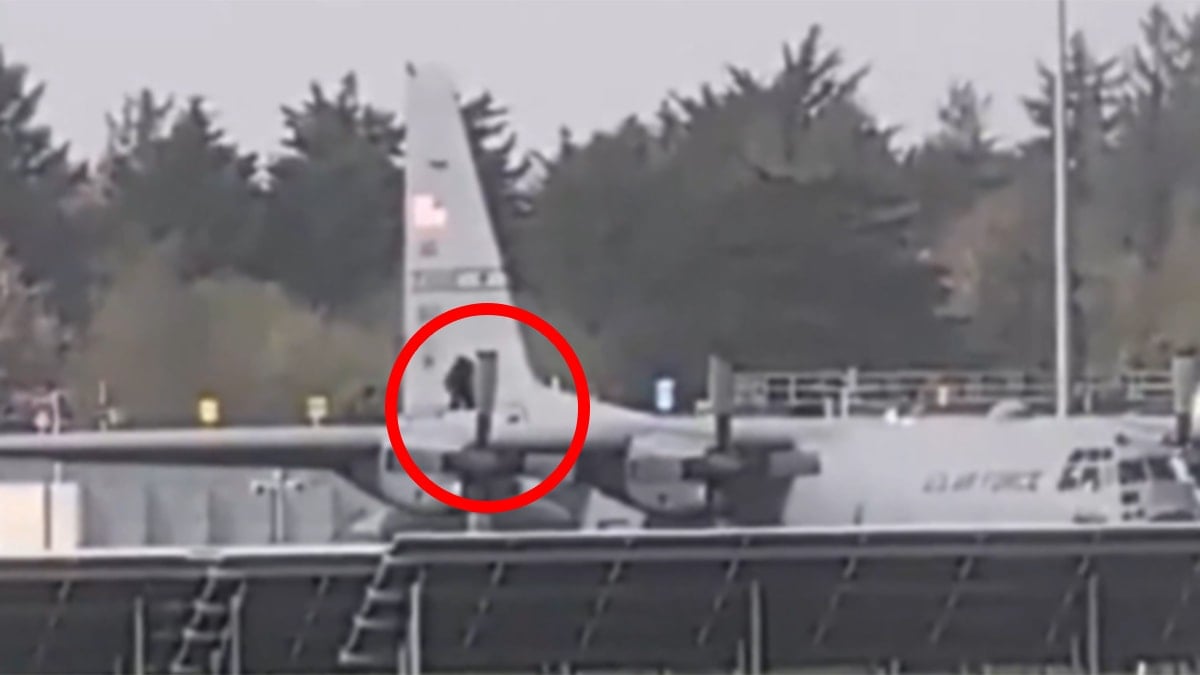 Amerikan askeri uçağına baltalı saldırı