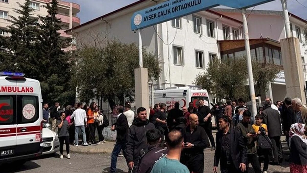 Öğrenciler kurşunlara karşı birbirine siper olmuş! Kendileri küçük, yürekleri büyük