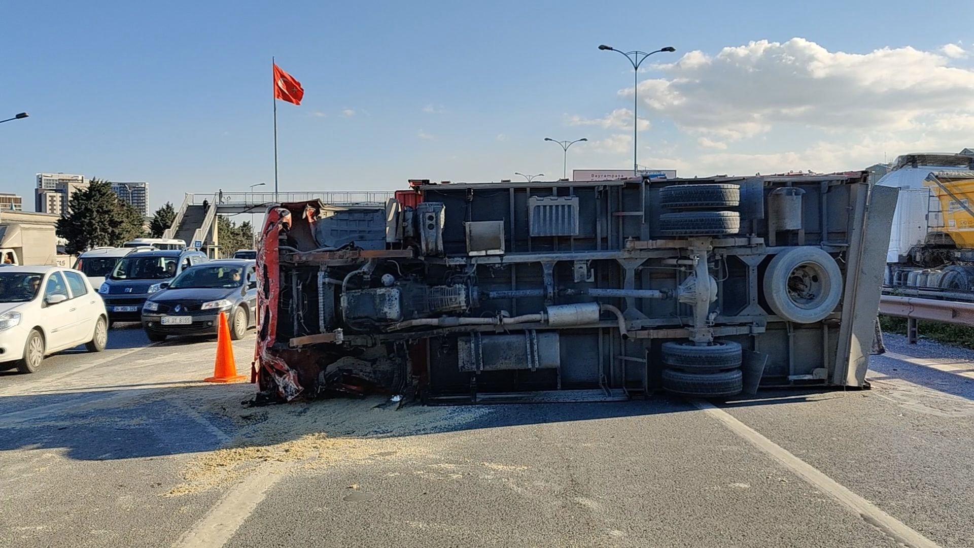 Trafikte 'makas' faciası! Çarptığı kamyonu devirip, ağaca daldı