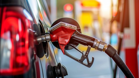 Akaryakıta rekor indirim eşel mobile gidecek!Petrol fiyatlarındaki gerileme akaryakıtta indirim beklentisini artırırken, uygulamada olan yüzde 75’lik Eşel Mobil sistemi nedeniyle olası fiyat düşüşlerinin önemli bir kısmının pompaya yansımadan ÖTV tahsilatında kullanılacak.