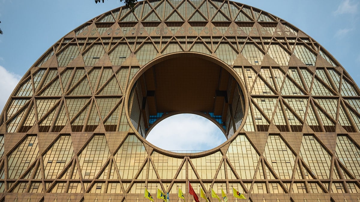 Şehrin ortasına halka şeklinde dev altın diktiler 