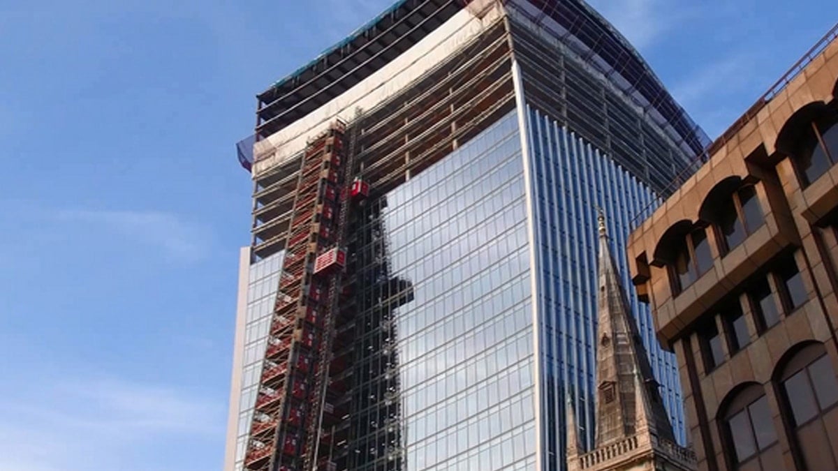 Ayna değil bina: Sokakları küle çevirdi