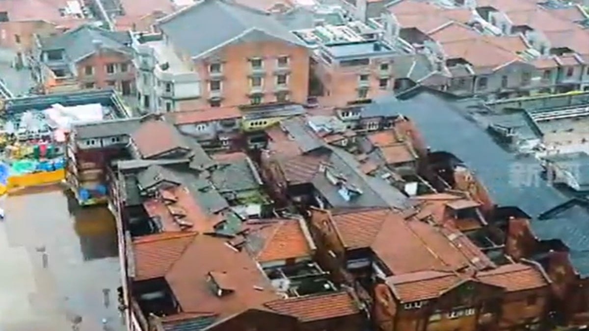 Koskoca mahalle yürüyerek yer değiştirdi