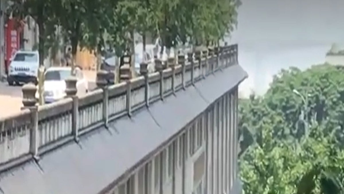  Çatısından yol geçen bina yaptılar 