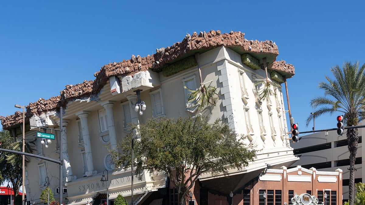 Bu bina tepetaklak duruyor 