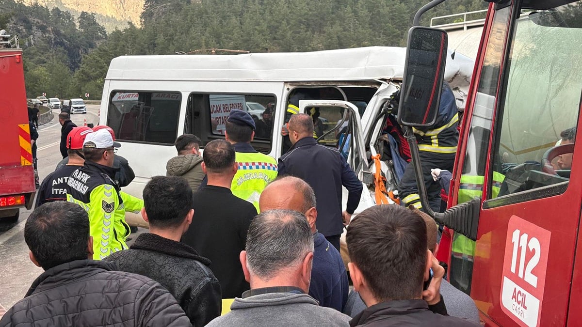 TIR ile minibüs çarpıştı: 6 ölü, 4 yaralı