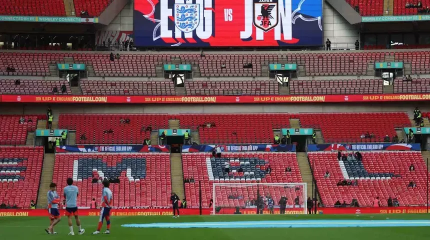 Maçın bitiminden sonra Japon taraftarların tribünde yaptıkları dünyanın hayranlığını kazandı