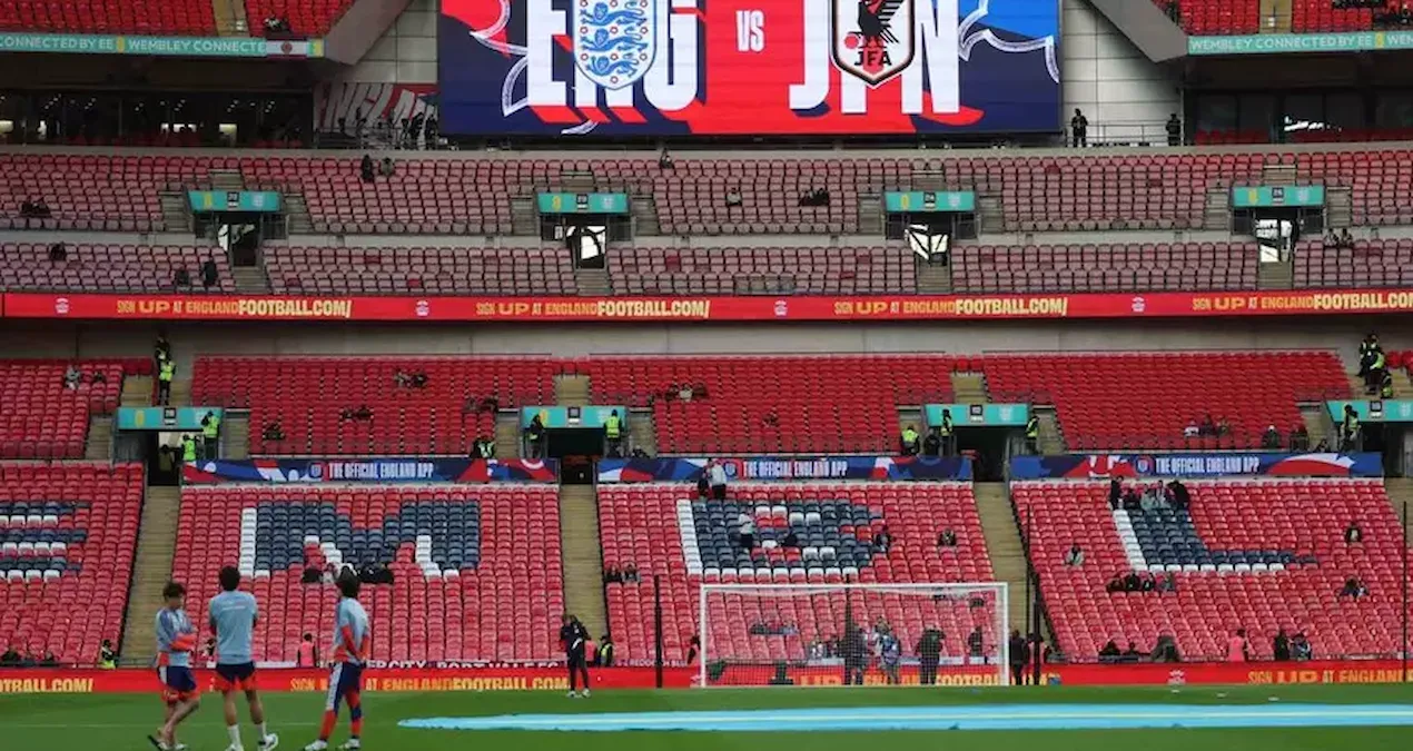 Maçın bitiminden sonra Japon taraftarların tribünde yaptıkları dünyanın hayranlığını kazandı