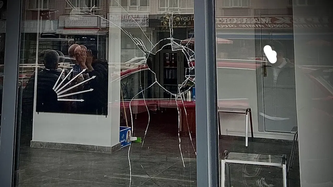 CHP'nin ilçe başkanlığı binasına taşlı saldırı
