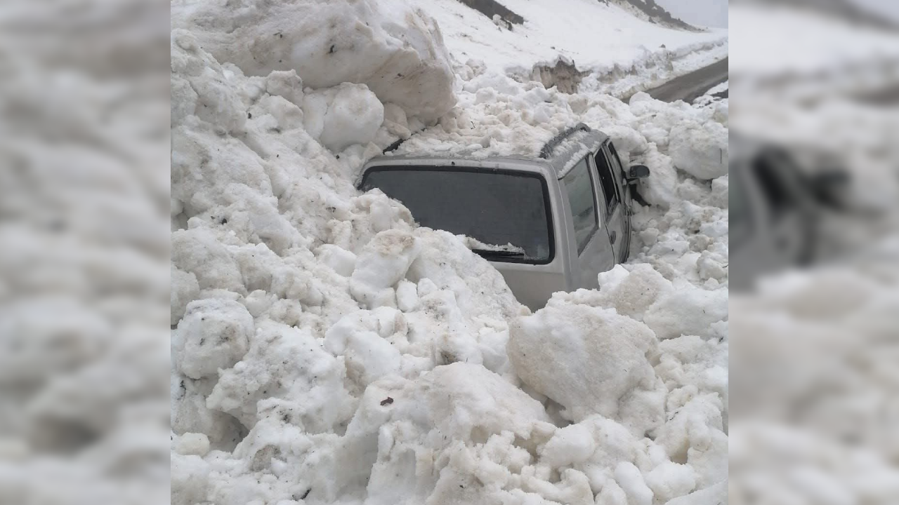 Üzerine çığ düşen araçtan çıkmak için zamanla yarıştılar