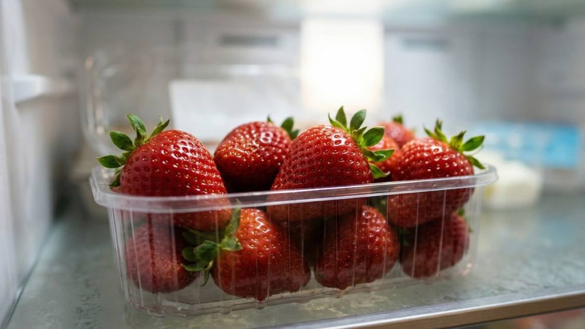 Çilekleri yıkadıktan sonra sakın buzdolabına koymayın