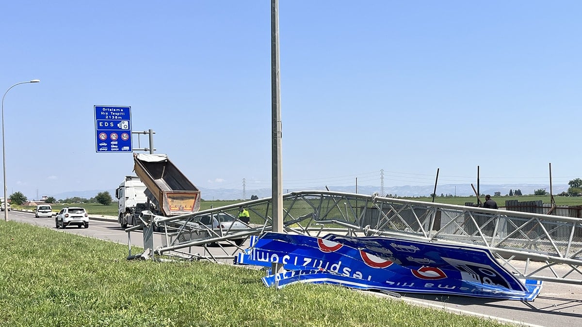 Hatay'da damperi açık kalan kamyon EDS direğine çarptı