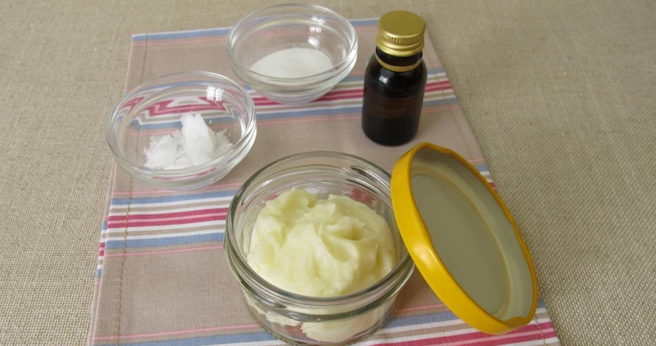 Evde deodorant yapmak bu kadar basitmiş: Hem kokuyu yok ediyor, hem beyazlatıyor