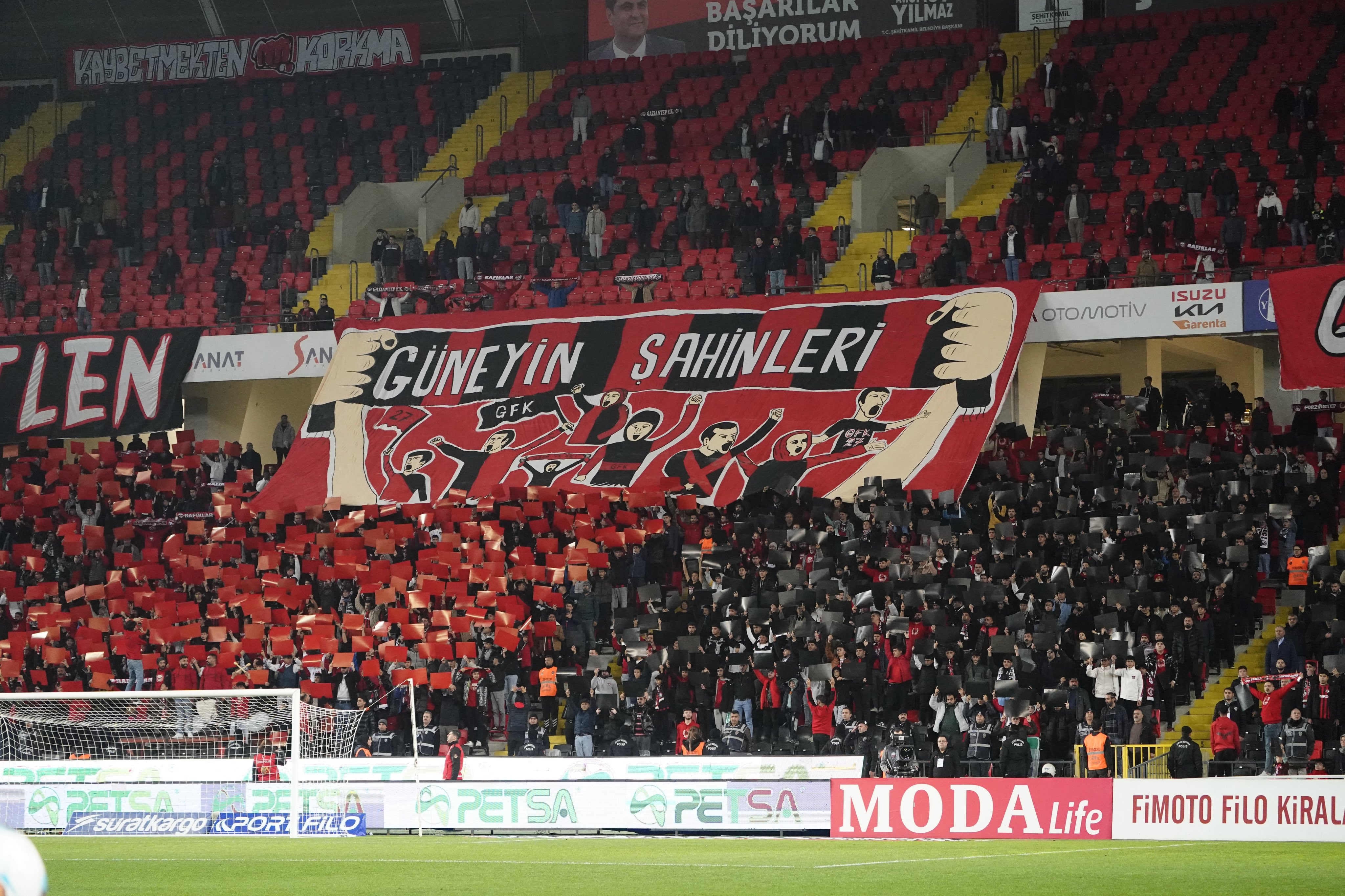 Süper Lig yıldızı, taraftarla birbirine girdi