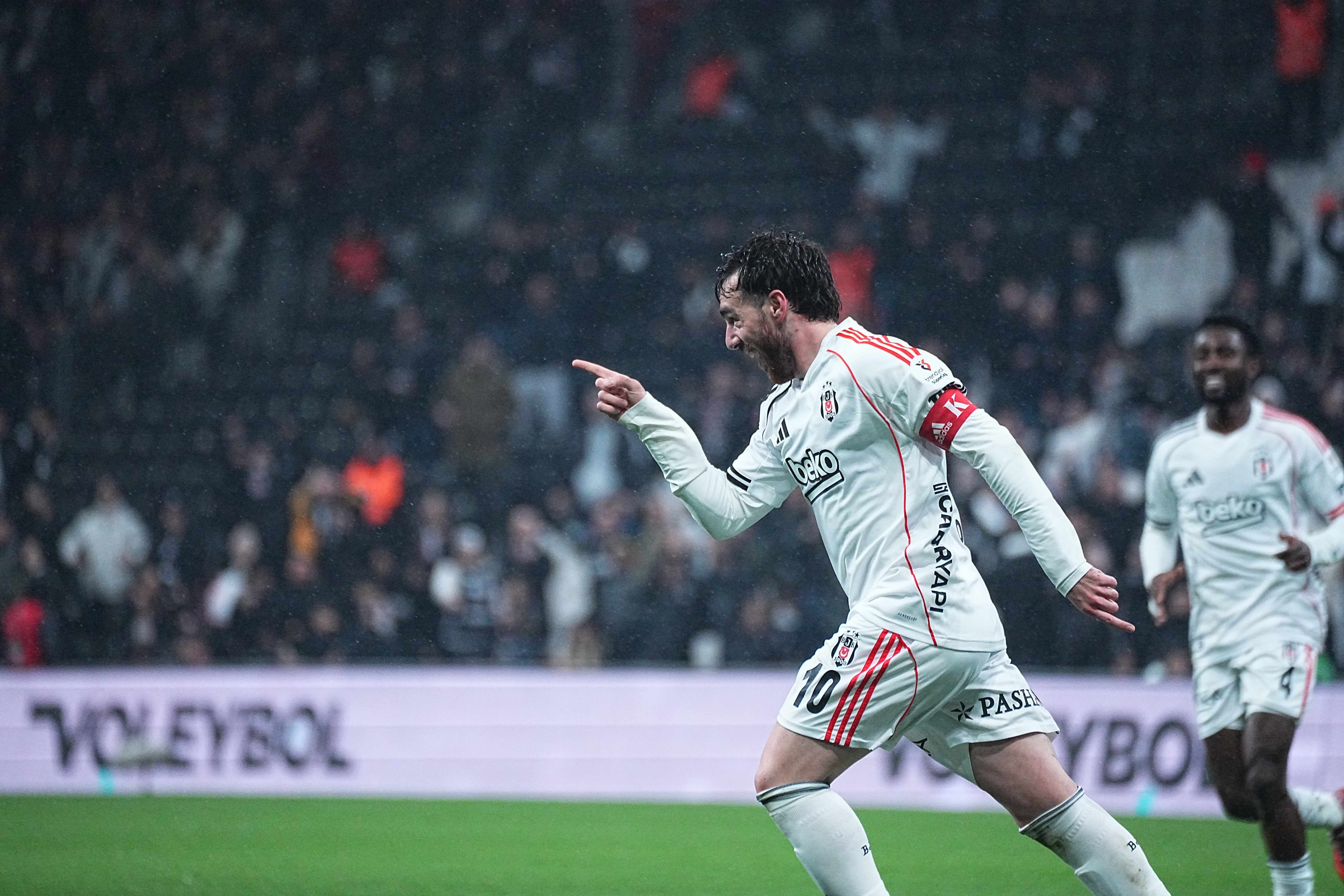 Orkun Kökçü'ye dev teklif! İmza atarsa tarihe geçecek