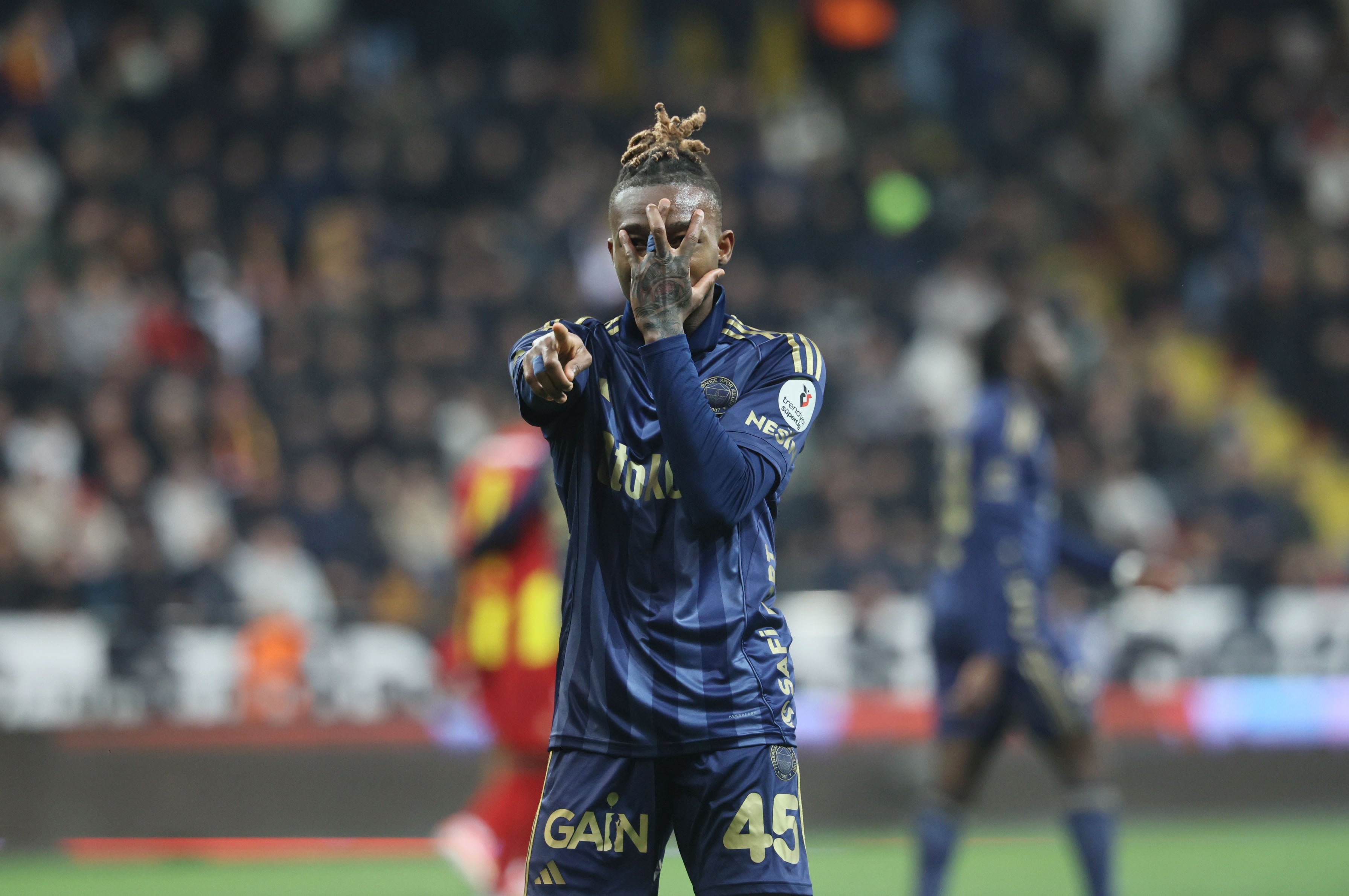 3 Avrupa devi, Dorgeles Nene için kapıyı çaldı